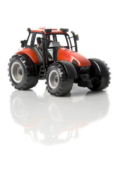 白色背景上的玩具拖拉机图片下载