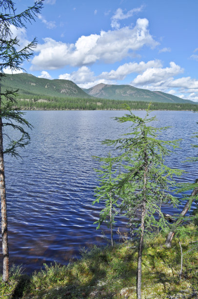 照片北方的湖水清澈:山、天、水。图片下载