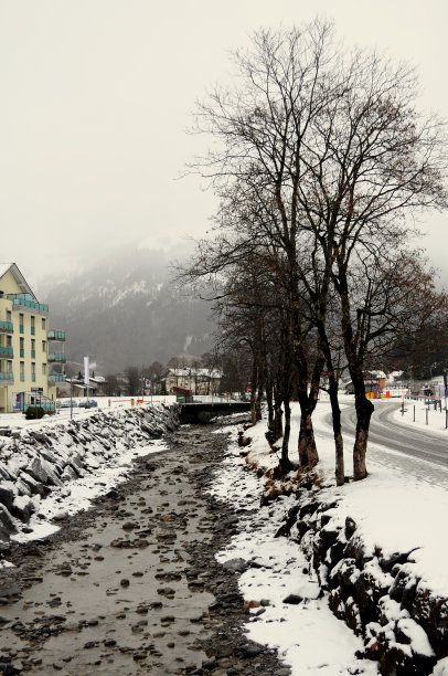雪填满了小溪、山川、树木和道路图片下载