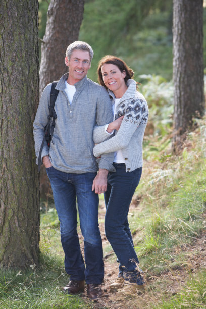 夫妇在乡间散步穿过林地图片下载