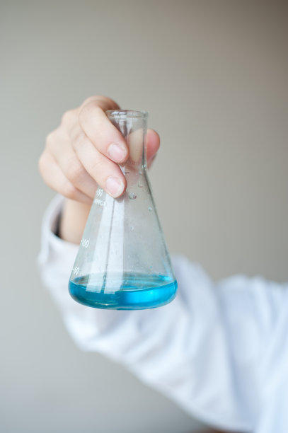 女工人在做实验图片下载