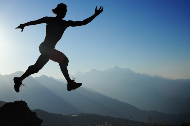 在山里奔跑的人。图片下载