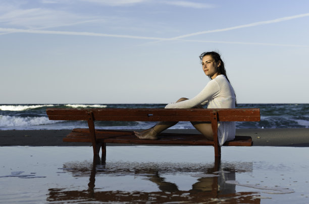 坐在沙滩长椅上的女孩图片下载