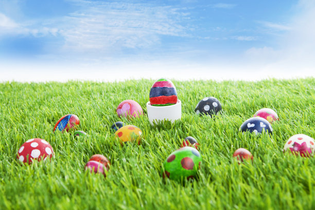 复活节彩蛋在草地上横着图片下载