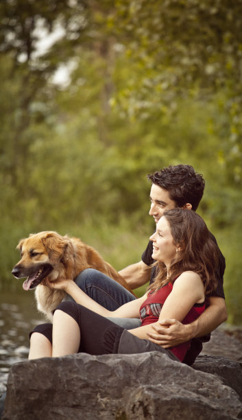 微笑的夫妇和狗在公园图片下载