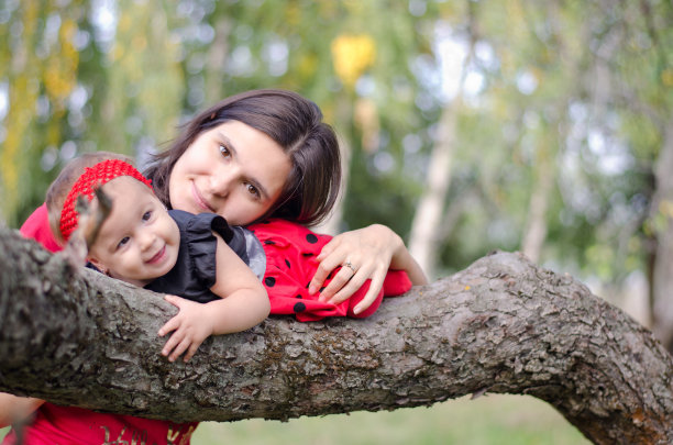 妈妈和宝宝在树上图片下载