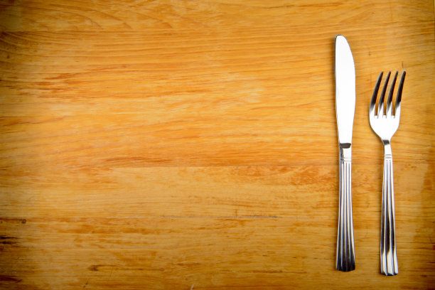 刀叉放在空木桌上图片下载
