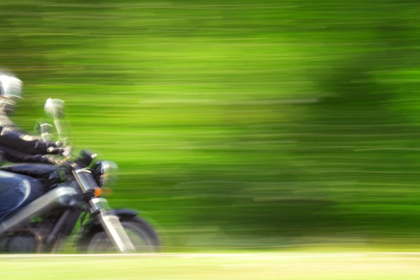 模糊运动中的摩托车手图片下载