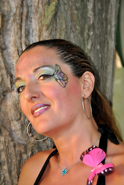 脸上涂了油彩的女人图片下载