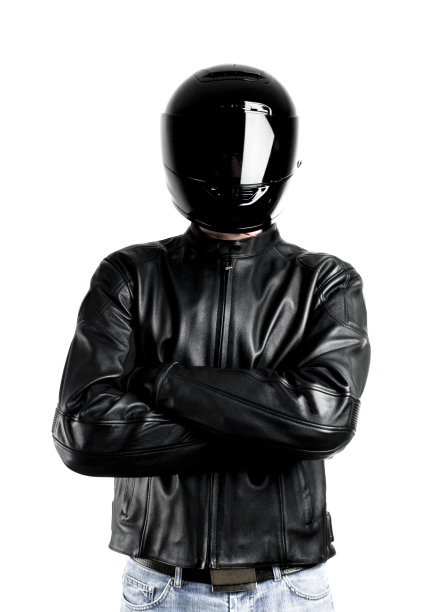 双臂交叉的摩托车手图片下载