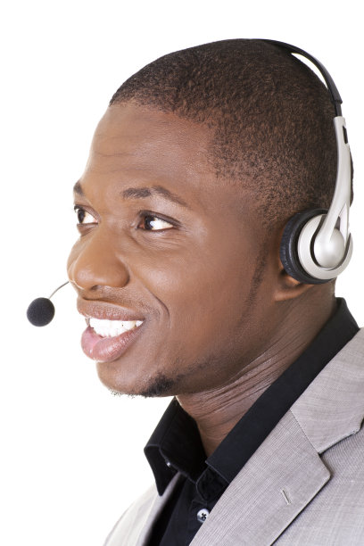 年轻英俊的商人戴着耳机和麦克风的肖像。图片下载