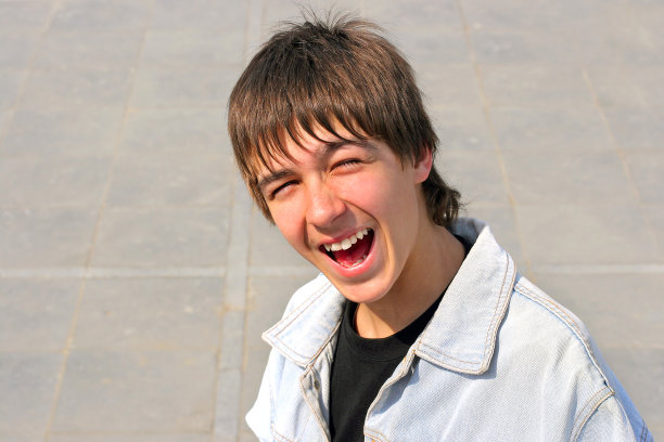 快乐的少年图片下载