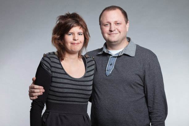 幸福的情侣。男人和女人。影棚拍摄。图片下载