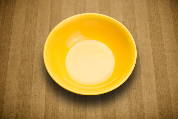 彩色的空盘子在肮脏的背景桌子图片下载