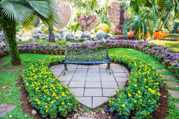 金属花园的椅子上图片下载