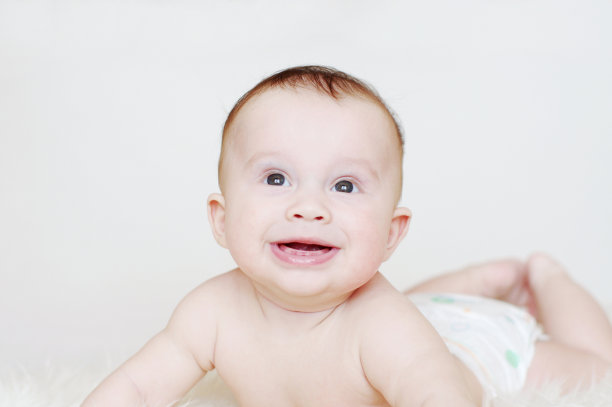 快乐地笑着的五个月的婴儿图片下载