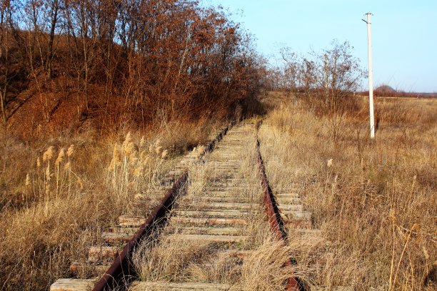 旧的、生锈的、废弃的铁轨和枕木图片下载