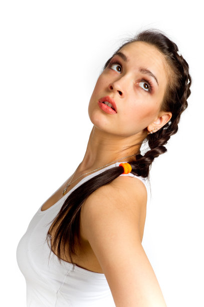 穿白色t恤的女孩图片下载