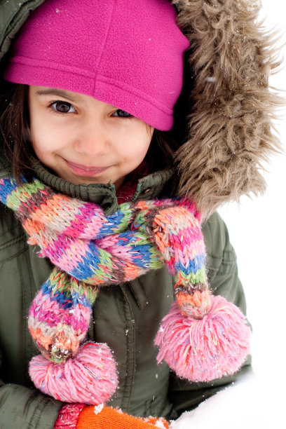 可爱的小女孩正在堆雪人图片下载