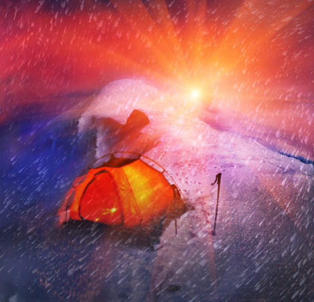 在山脊上过夜图片下载