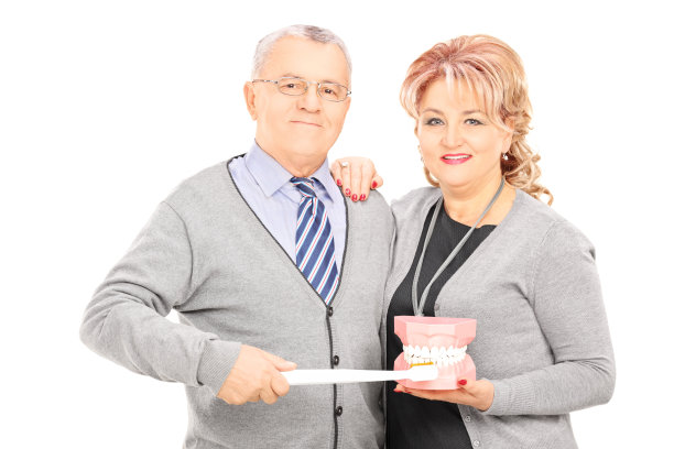 一对中年夫妇紧紧地站在一起，手里拿着假牙图片下载