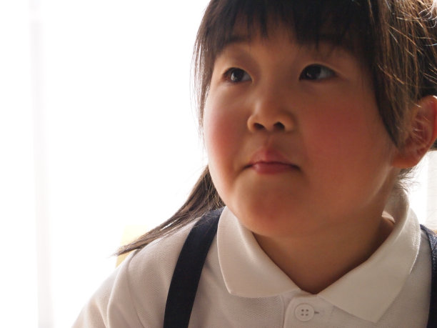 正在说话的孩子们图片下载