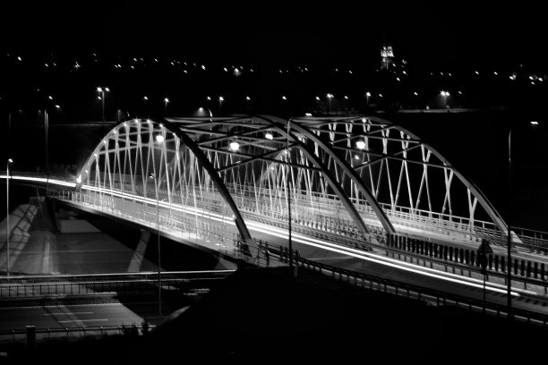 波兰高速公路上灯火通明的大桥图片下载