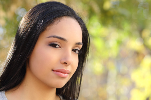 公园里皮肤光滑的女人面部照片图片下载