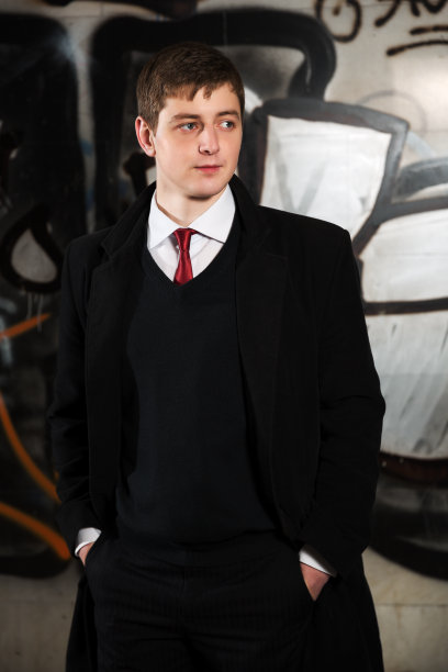 垃圾涂鸦墙上的年轻商人图片下载