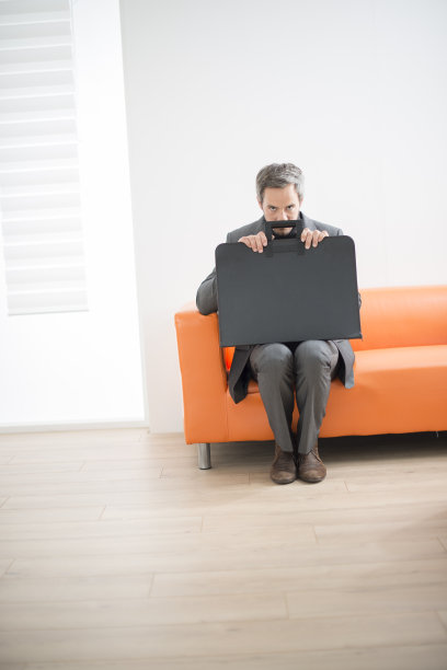 在候诊室的男人图片下载