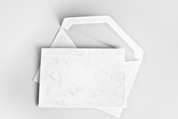灰色背景上的空白卡片和信封图片下载