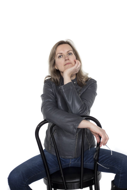 金发女人与美丽的蓝眼睛在白色的背景图片下载