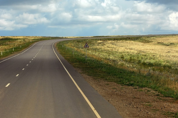 落叶林中的乡间小路图片下载