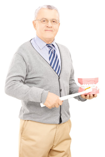 拿着假牙和牙刷的中年绅士图片下载