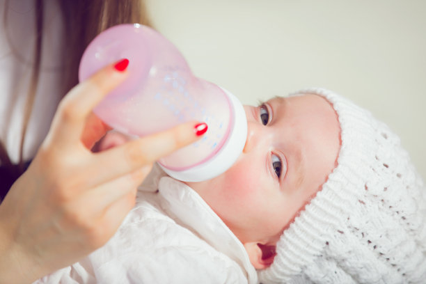 婴儿喂养图片下载