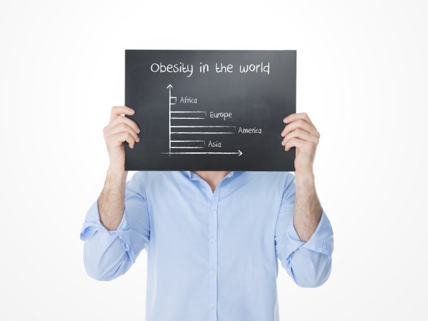 这个年轻人展示了全世界肥胖的统计数据图片下载