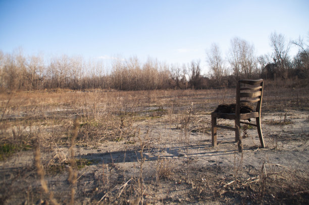 椅子在沙漠图片下载