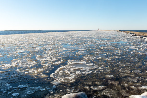 船厂和海港附近结冰的海滩图片下载