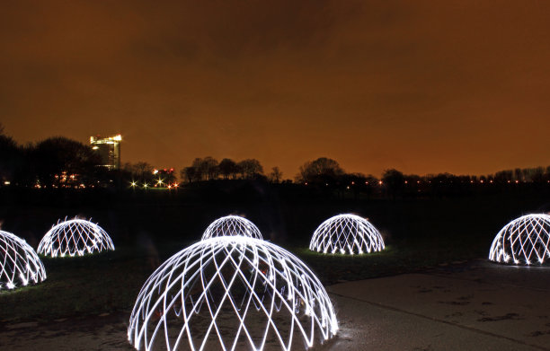 晚上在公园里的光画圆顶图片下载