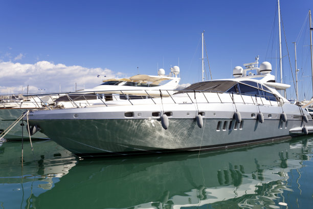 停泊在港口的豪华超级游艇图片下载