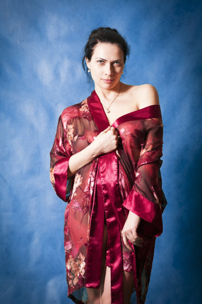 穿着红袍子的黑发美人图片下载