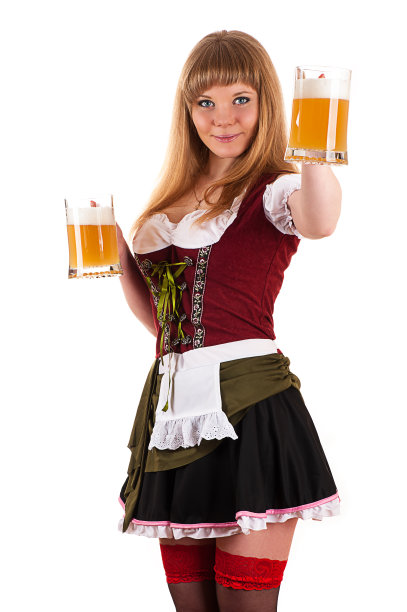 啤酒节上拿着啤酒的女服务员图片下载
