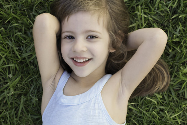 女孩躺在草地上图片下载