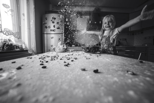 快乐的女孩在厨房玩食物图片下载