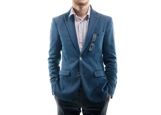 穿着时髦西装的男人独自站在那里，双手叉腰图片下载