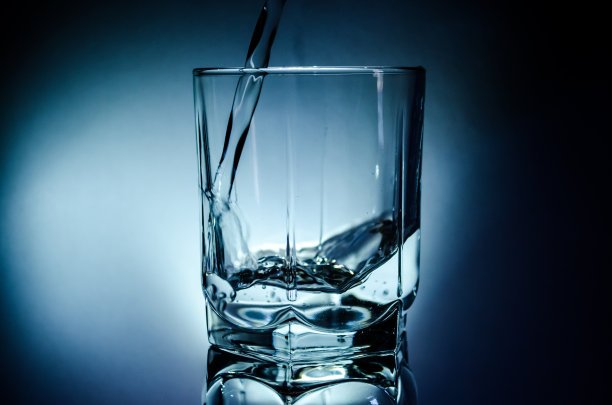 把杯子装满水图片下载