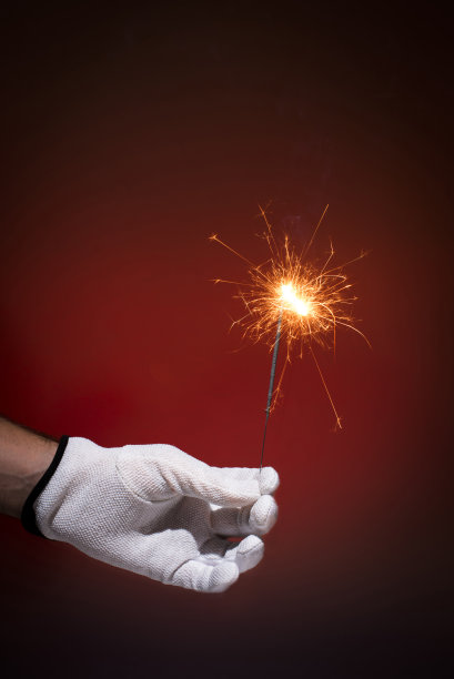 手拿着炯炯有神的眼睛。图片下载