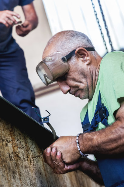 电工在工作图片下载