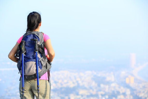女徒步旅行者在海边山顶欣赏风景图片下载