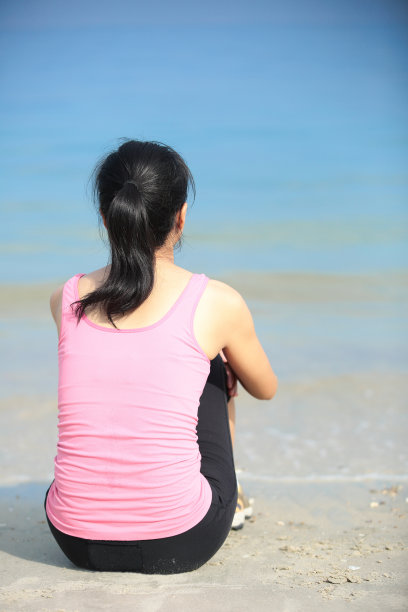 女人坐在海边图片下载